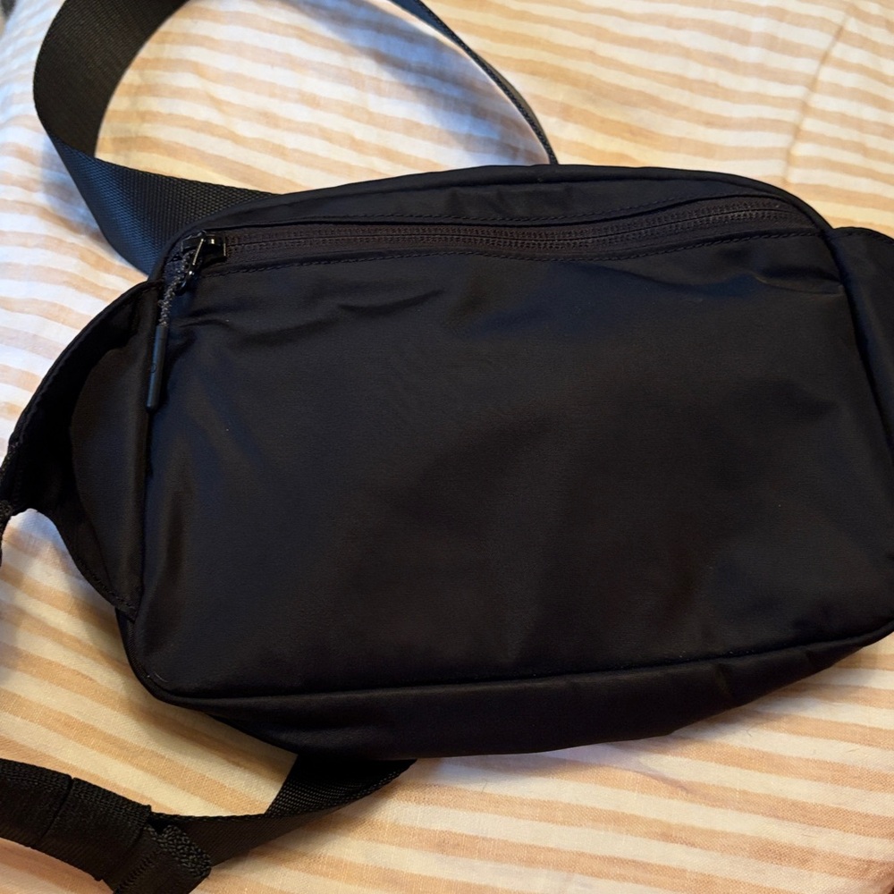 lululemon athletica Black Everywhere Belt Bag - Picture 5 of 6